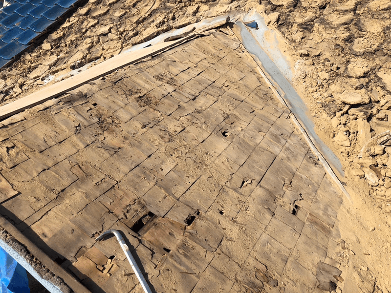 既存瓦と葺き土を撤去している様子