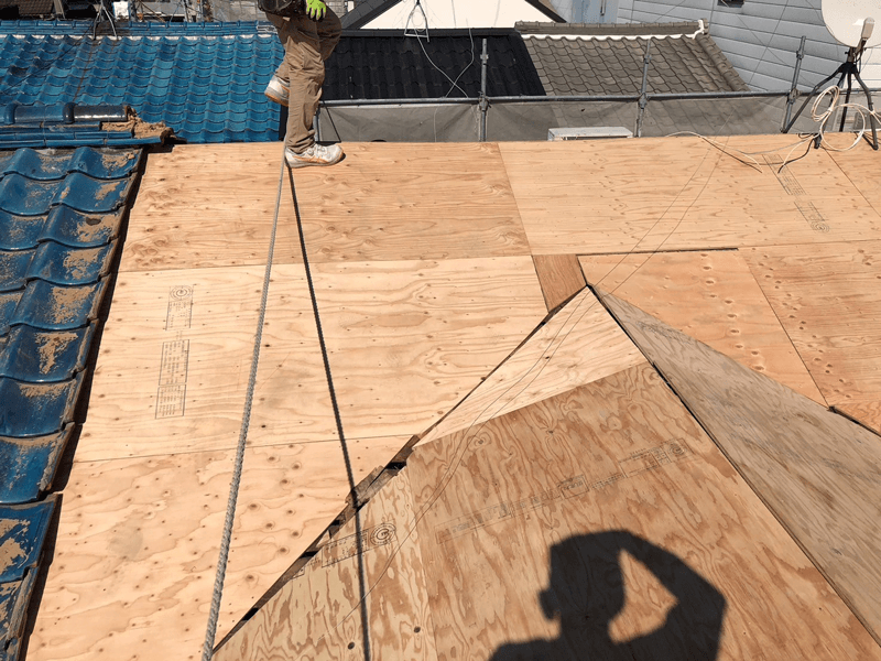 新しい野地板を張り付けている様子