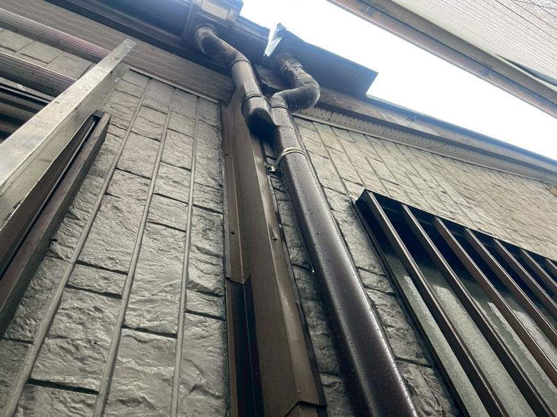 竪樋エルボおよび劣化部材の交換完了後の写真