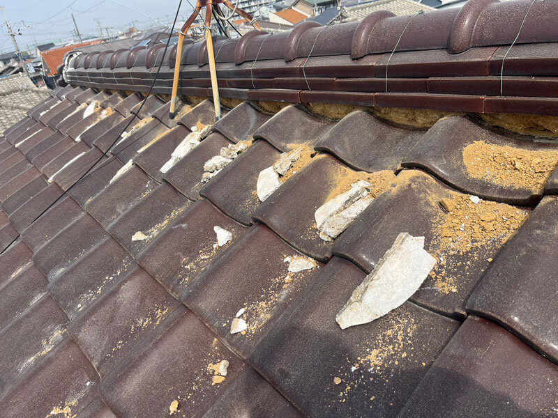 棟の面戸部分の漆喰を全撤去している様子