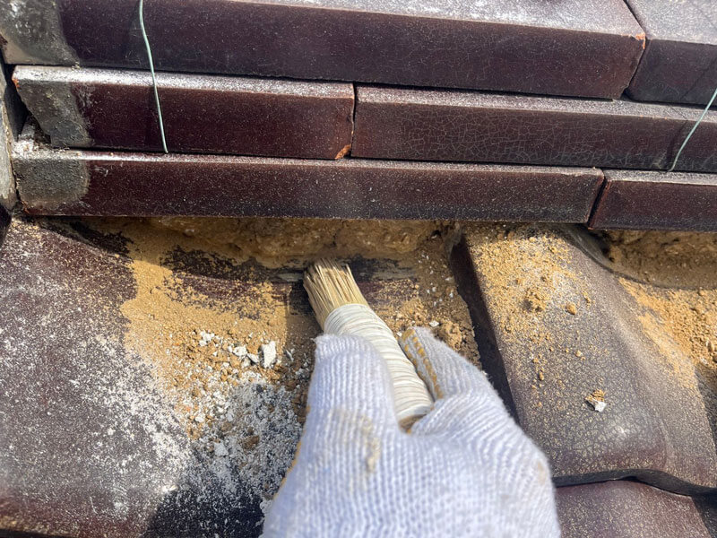 漆喰撤去後の下地を整えている様子