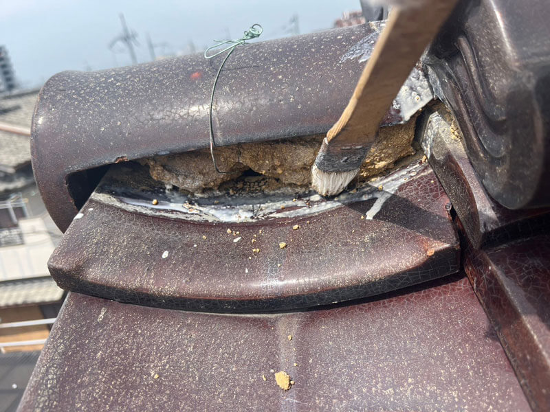 新規漆喰塗布前のプライマー塗布をしている様子