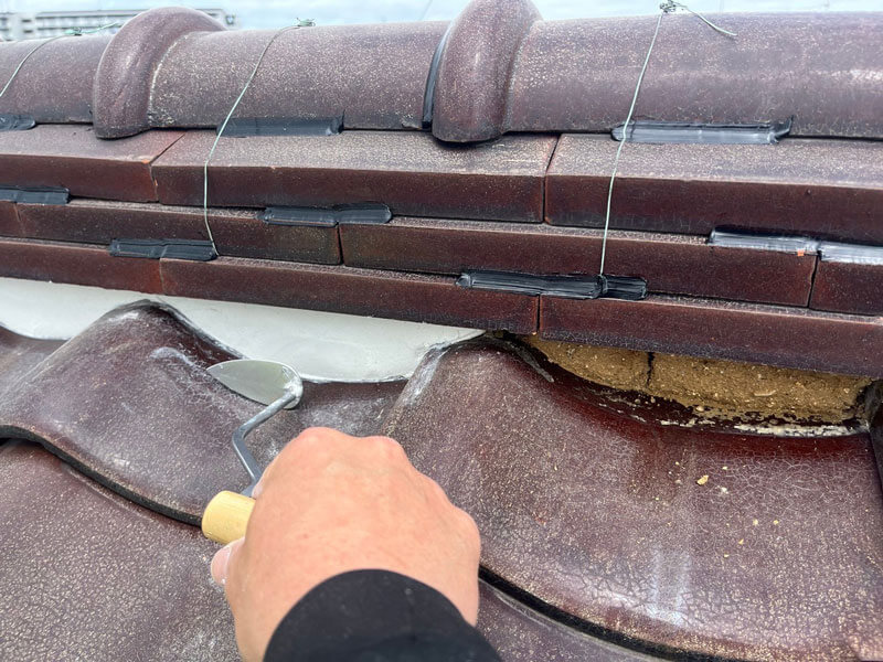 新しい漆喰を打ち直している様子