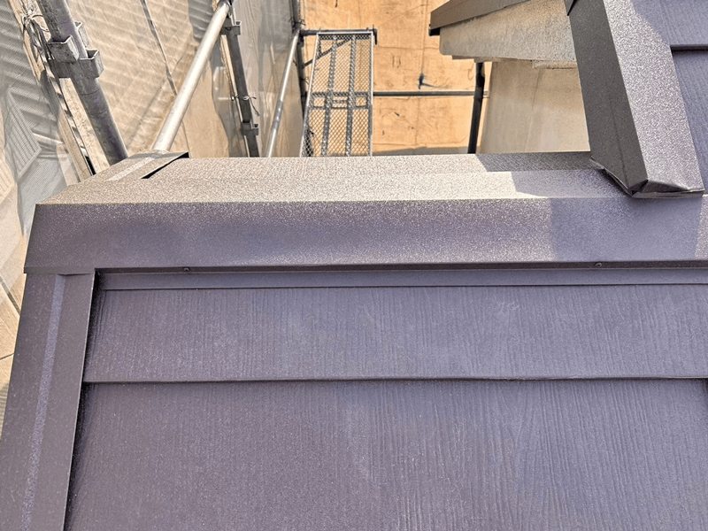 棟違い屋根の取り合い部を施工した棟板金の仕上がり