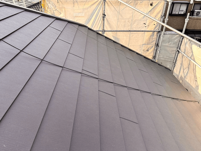 ガルテクト屋根の勾配面の仕上がり状況