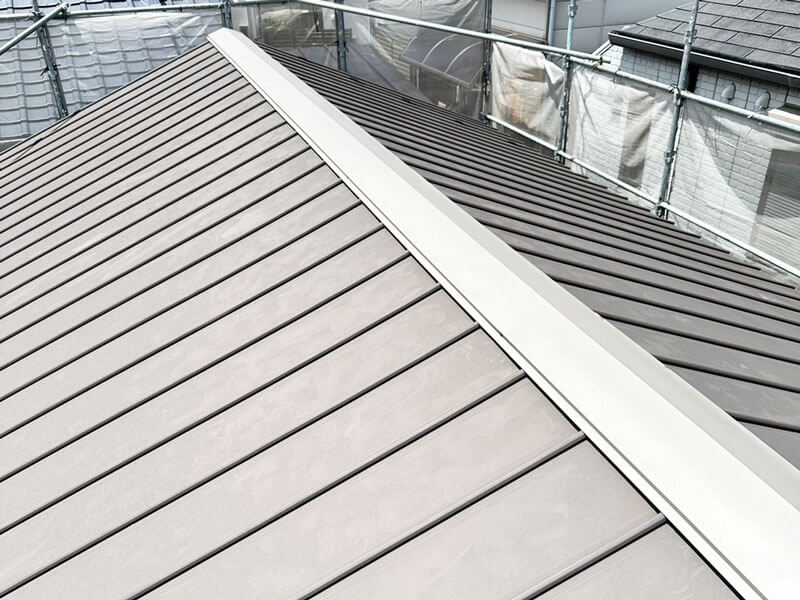 飛来物で損傷した立平屋根に特注棟を取り付け修理完了した施工後の写真