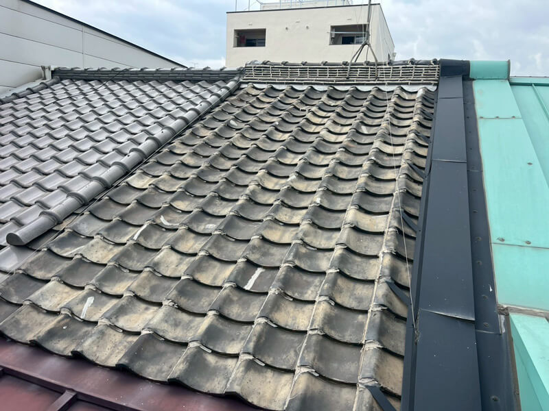 築70年以上の瓦屋根・瓦の割れ・ズレの写真