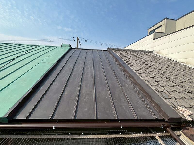 ガルバリウム鋼板立平葺きで葺き替え完了した屋根の写真