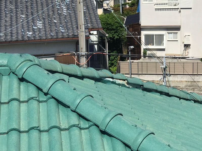 棟瓦の針金が切れてズレている状態