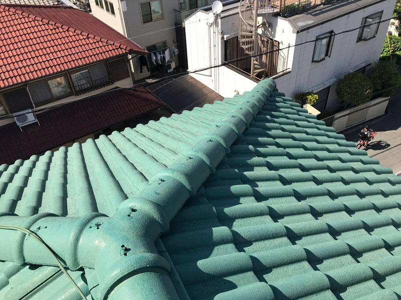 棟瓦を原状回復し固定した施工後の屋根