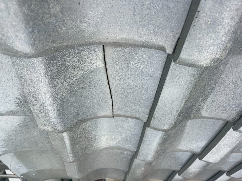 施工前の割れた瓦の状態。複数箇所にひびが入り防水紙への雨水侵入リスクあり