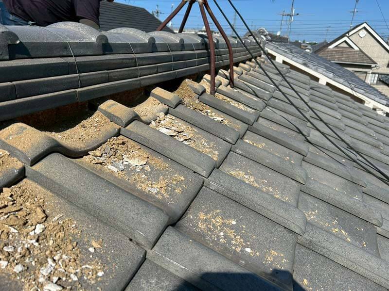 棟漆喰の撤去作業中。既存漆喰を完全除去し新規施工に向けて下地を整える工程