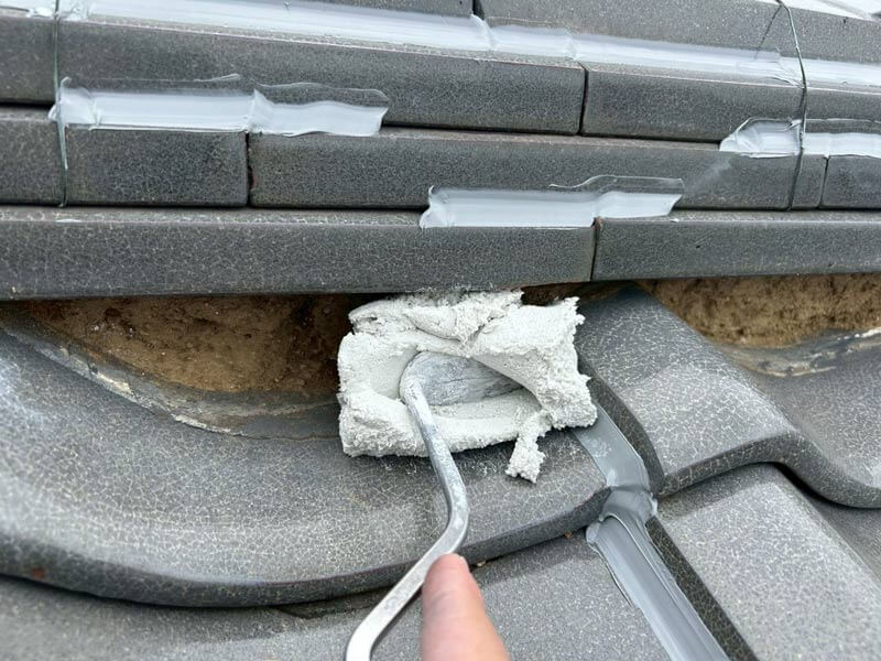 棟部分の漆喰打ち直し施工中。プライマー処理後に新規漆喰を均一な厚みで施工