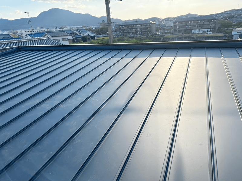 立平葺きで仕上げたガルバリウム鋼板屋根の施工後
