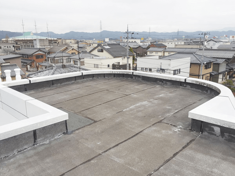 アスファルト防水の劣化が見られる屋上全体の状況