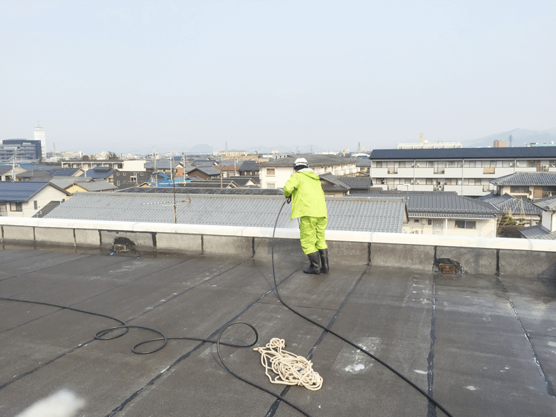 屋上防水前に高圧洗浄で汚れを除去している様子