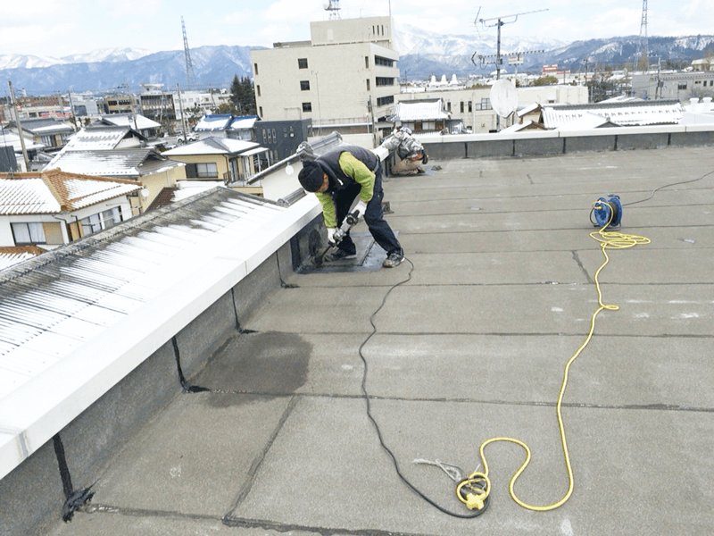 改修ドレン設置のため既存防水を切断している施工中の様子