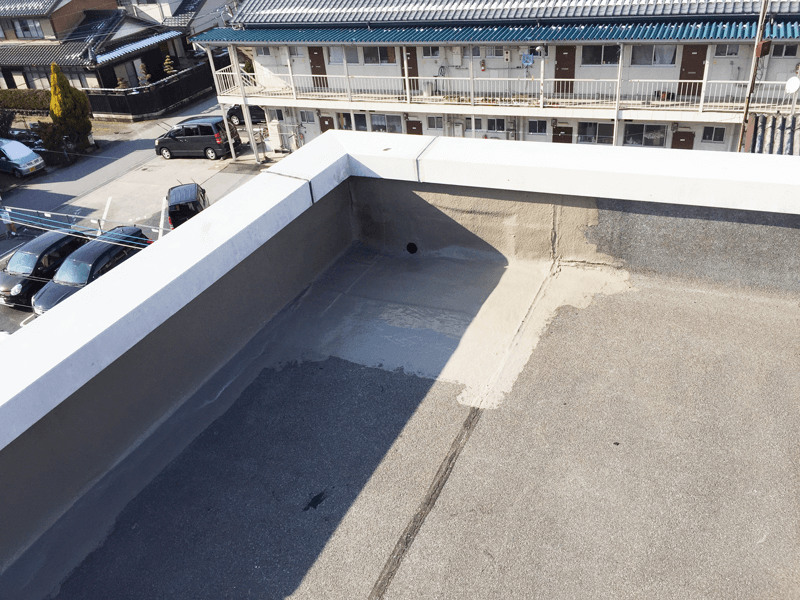 ポリマーセメント系塗膜防水を施工している屋上の様子