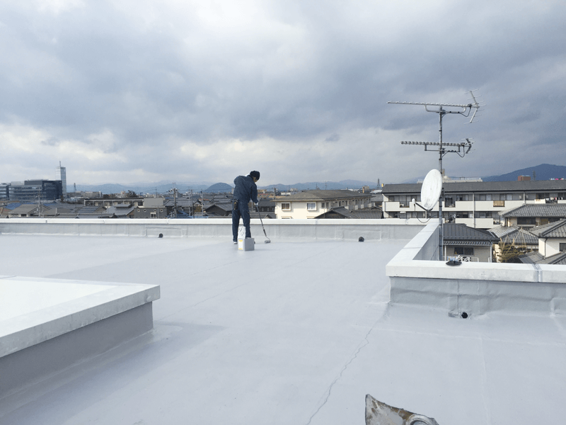 トップコートを塗布して防水層を保護している施工中の様子