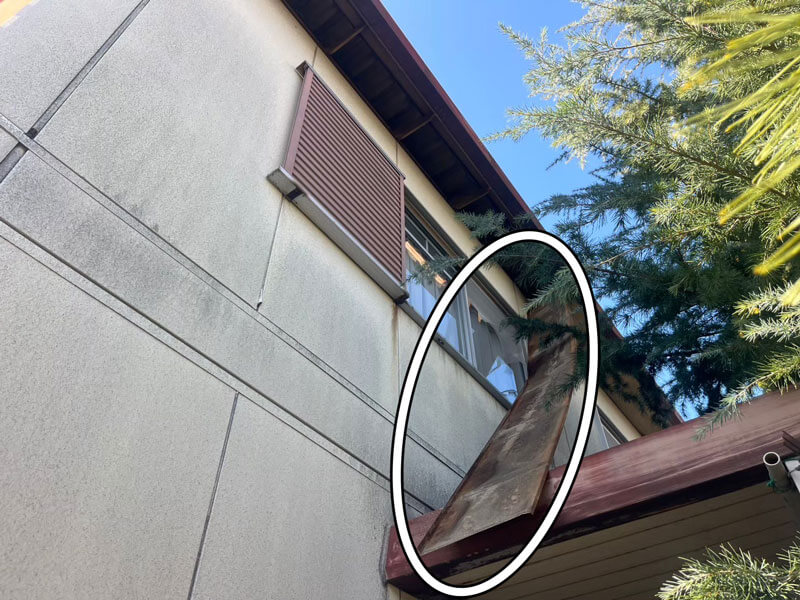 軒天が完全に落下している箇所の状況