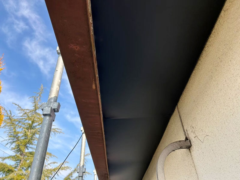 ガルバリウム鋼板で軒天を張り替えている施工中の様子