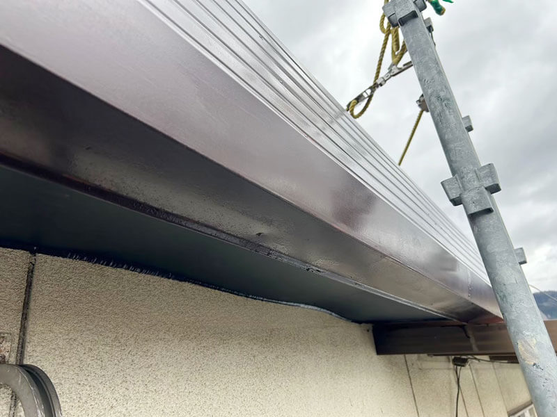 鼻隠しのケレン後に錆止め塗装を行っている様子