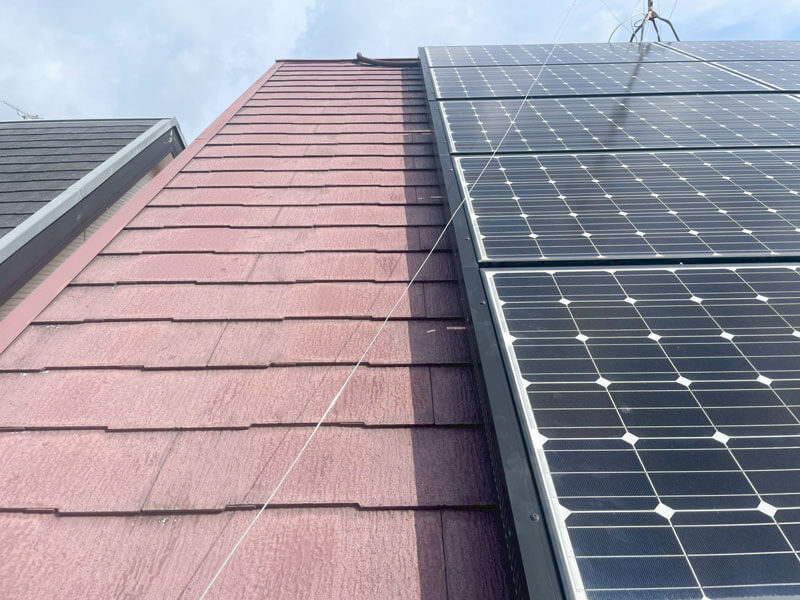 太陽光パネル付きコロニアル屋根の劣化状態の写真