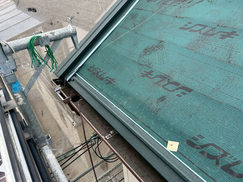 ルーフィング施工・軒先ケラバ板金取り付けをしている様子