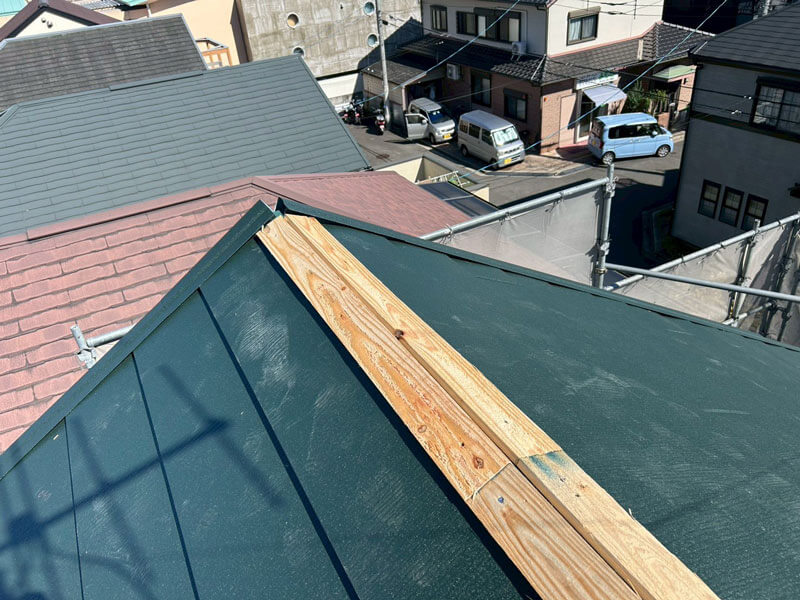 棟板金設置前の貫板取り付け作業をしている様子