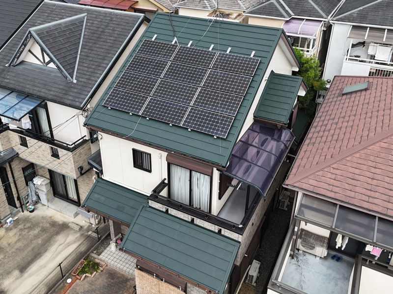 スーパーガルテクトカバー工法と太陽光パネル復旧後のドローン撮影写真