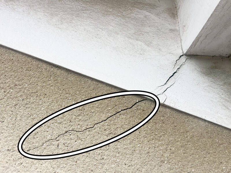 モルタル外壁のクラック（ひび割れ）・雨漏り原因箇所の写真