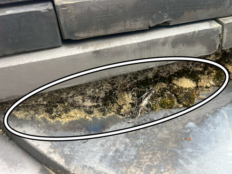 瓦屋根の劣化した漆喰部分の写真