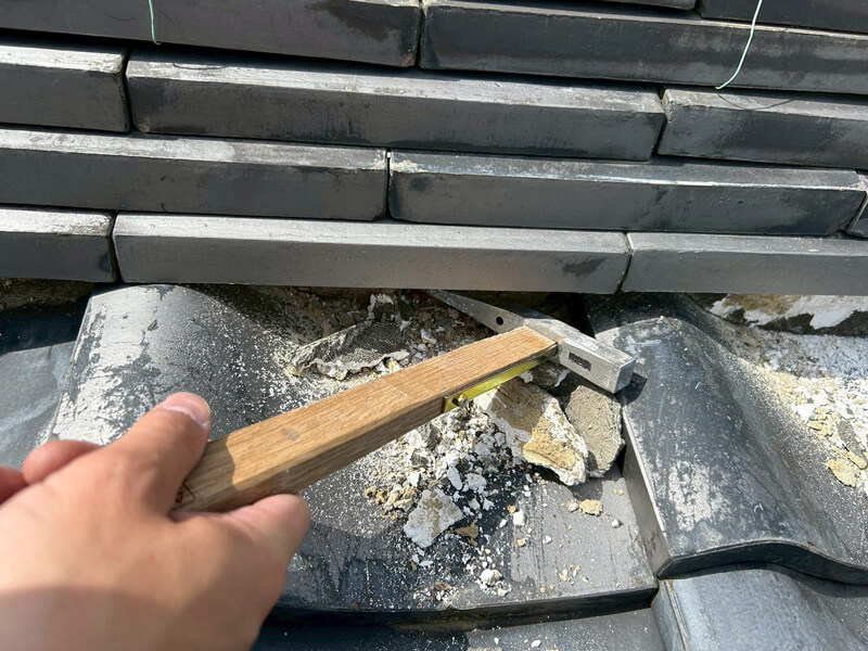 古い漆喰を撤去して打ち直し施工している様子