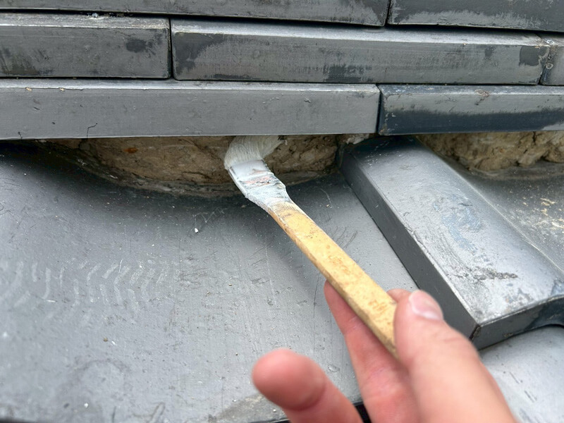 漆喰下地へのプライマー塗布施工している様子