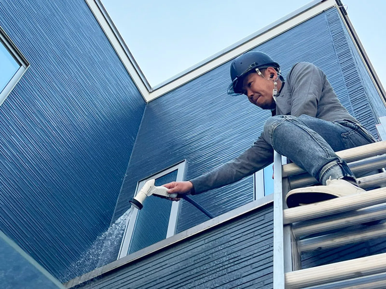 散水調査で外壁と雨水侵入経路を確認する様子