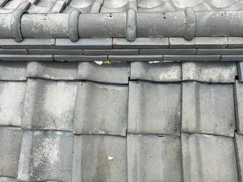 経年劣化による瓦のズレや漆喰の崩れの事例