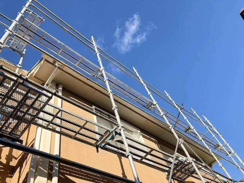 足場を組んだ家の写真。