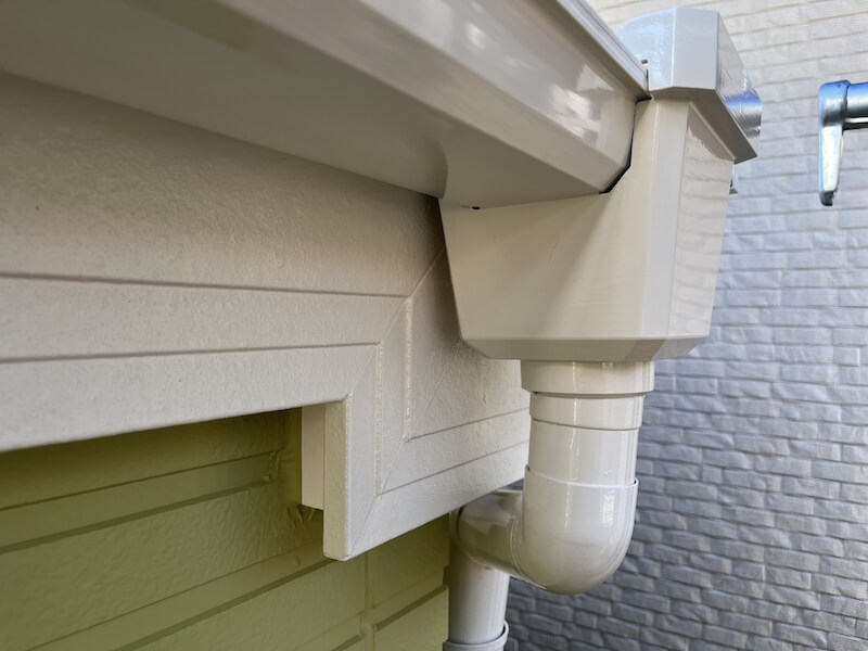 塩化ビニール樹脂の雨樋写真。