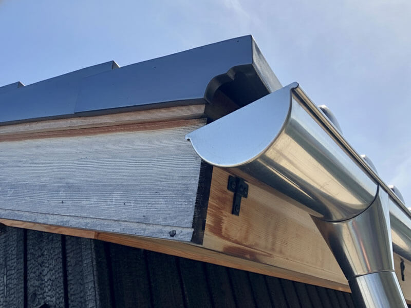 ステンレス製の雨樋写真。