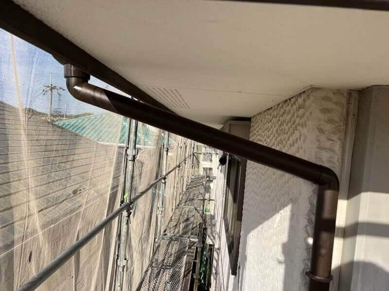 配管された雨樋の施工状態の写真。