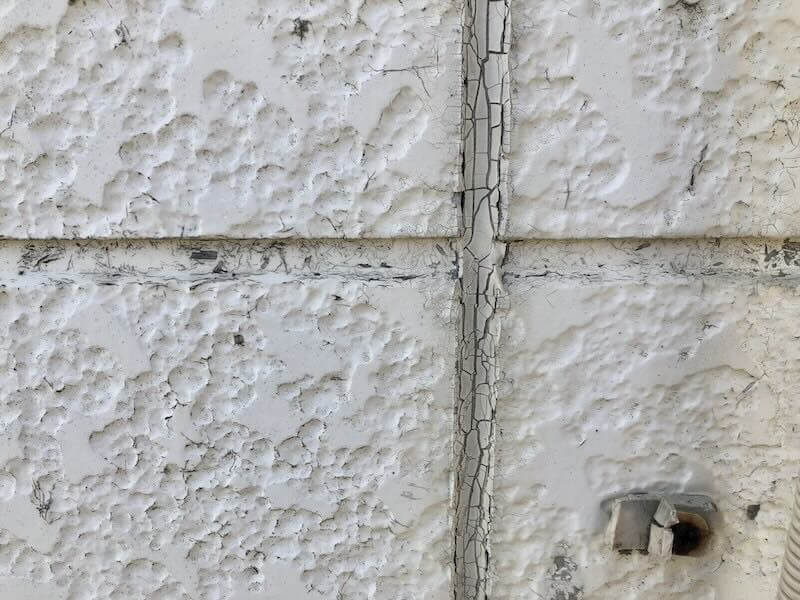 コーキング材でのひび割れ補修