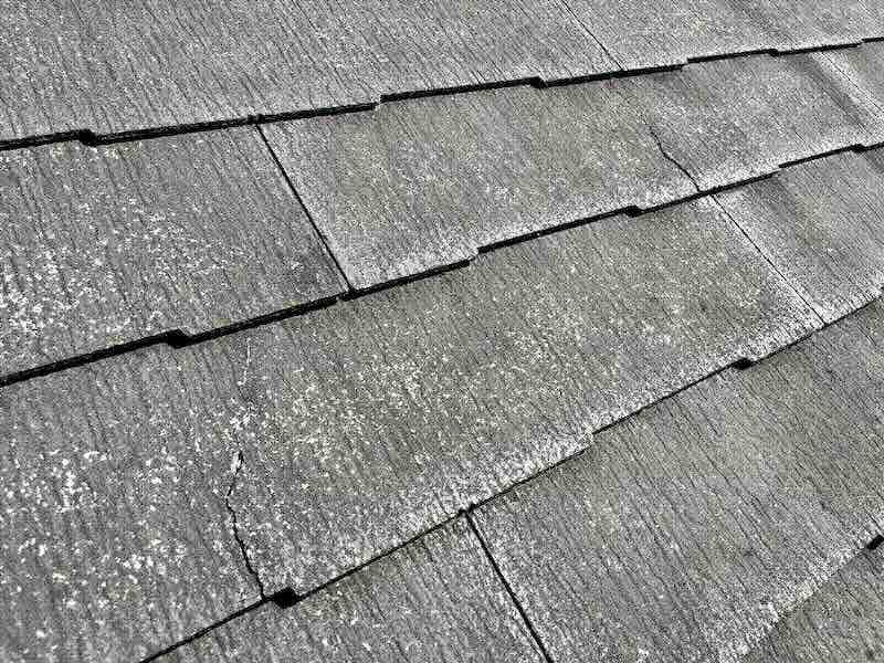 屋根材（瓦・スレート・板金）の劣化やひび割れ