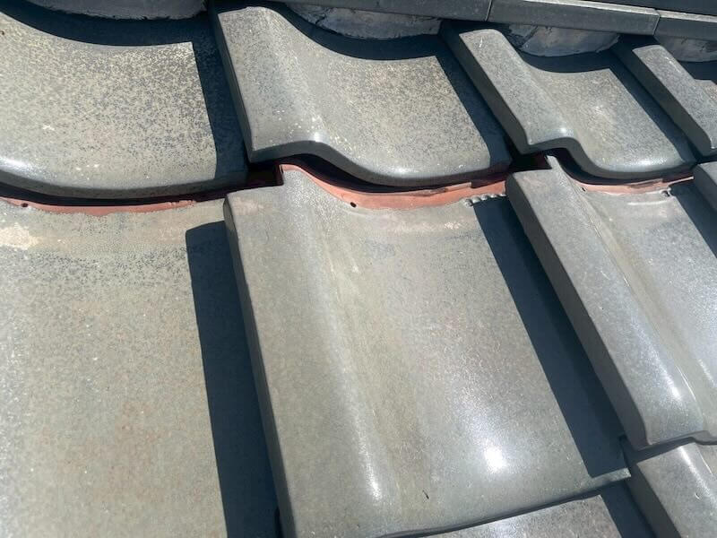 屋根材のズレや隙間の一時補修