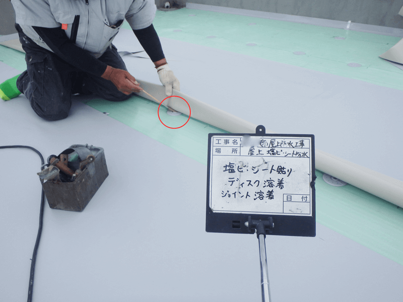 防水シート敷設（シワや浮きを防止しながら配置）