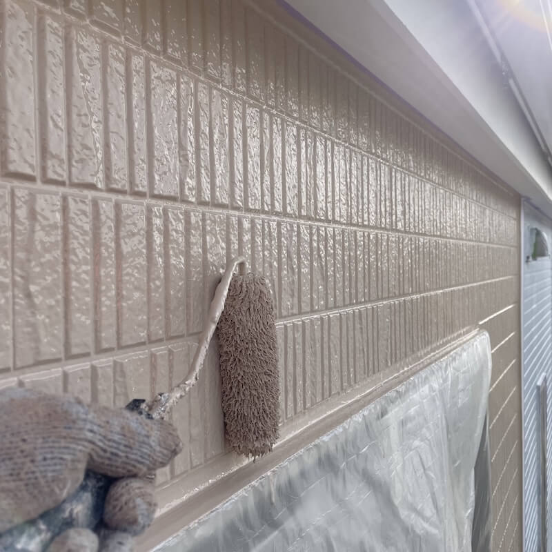 外壁塗装をしている写真。