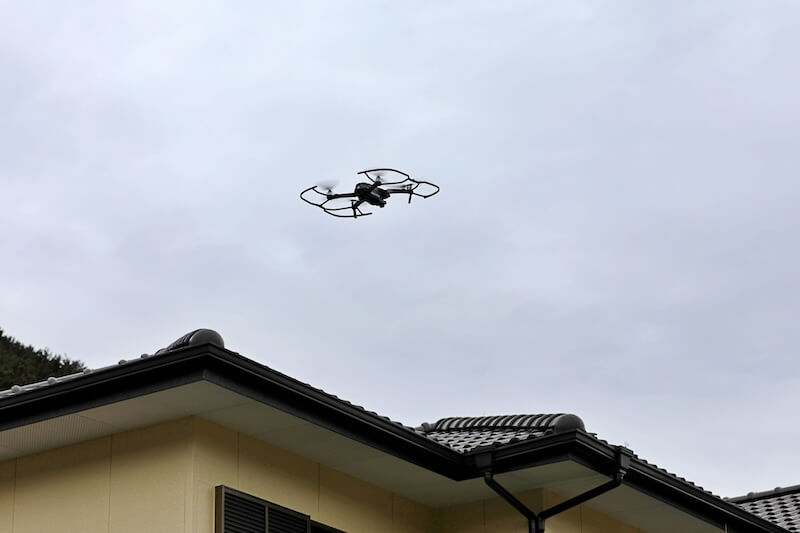 屋根のドローン点検の写真。