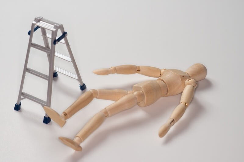 脚立から落下したイメージ。