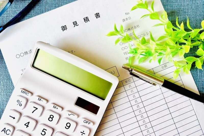 見積書と電卓の写真。