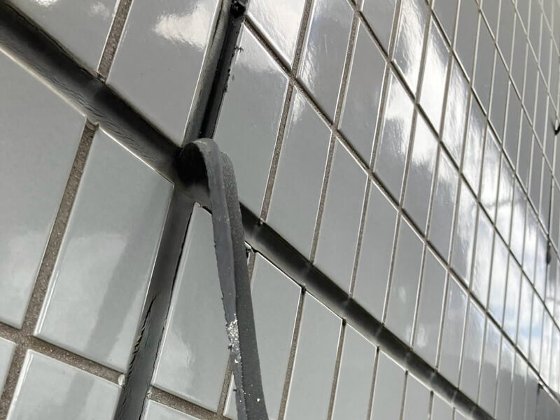 タイル外壁目地コーキング打ち替え工事施工中