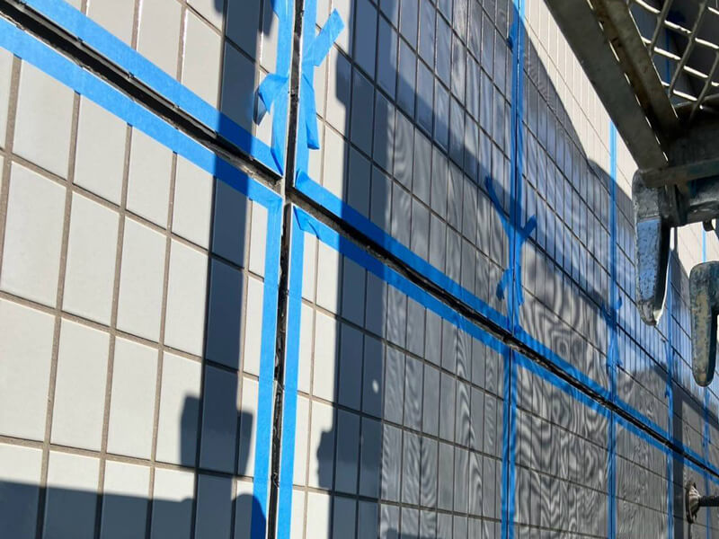 タイル外壁目地コーキング打ち替え工事施工中